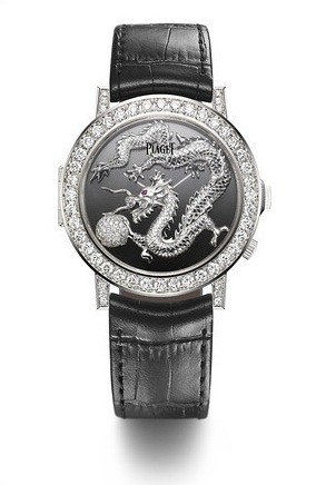 3. Đồng hồ Piaget Không gì sang trọng hơn những sản phẩm của Piaget. Hồi tháng 12 vừa rồi, hãng này đã tung ra mẫu đồng hồ siêu sang mang tên “Drangon and Phoenix” (Long Phụng), mang trên mình gần 9 carat kim cương với mức giá khủng 376.000 USD.